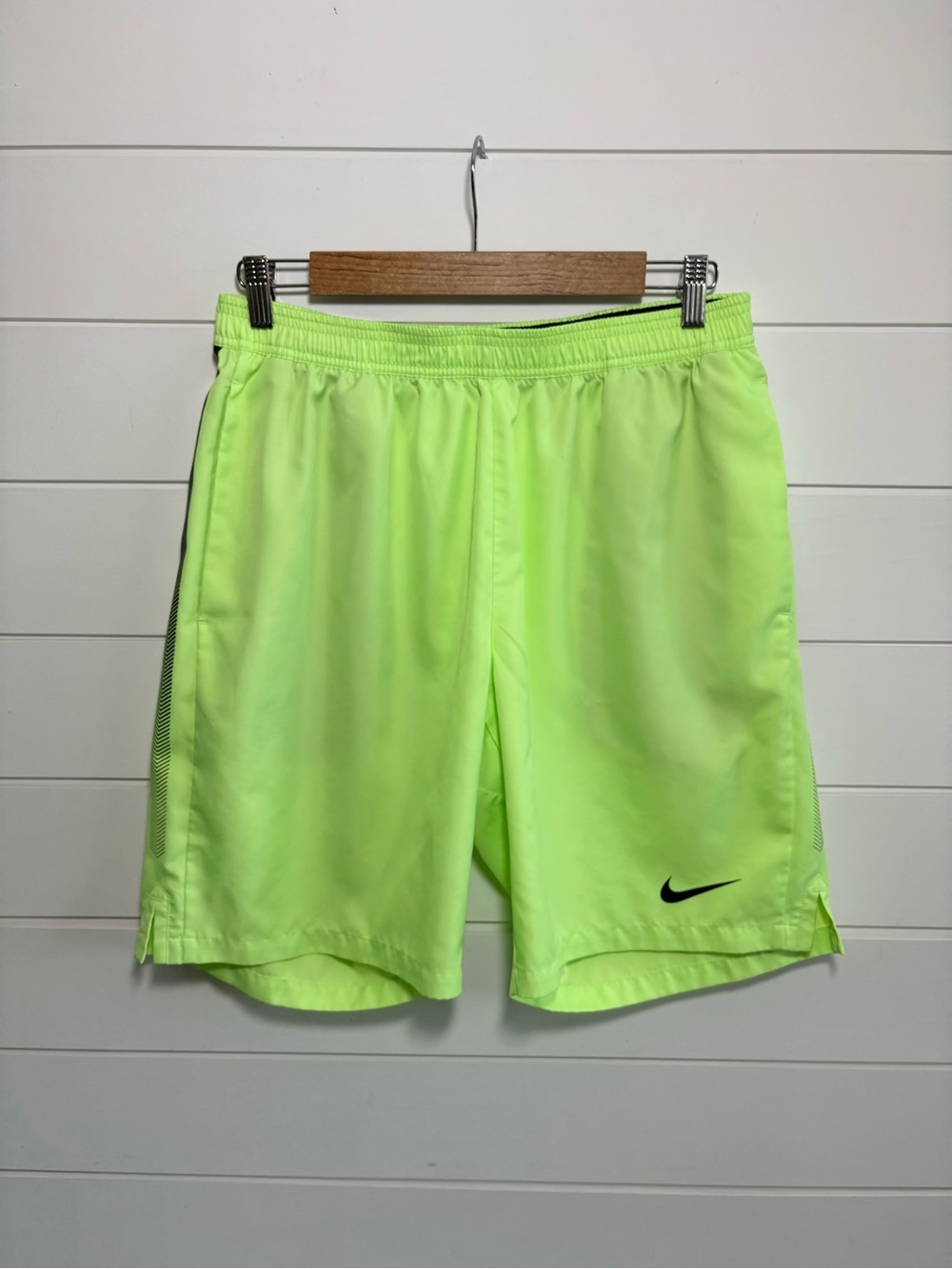 Nike DRI -FIT Men’s Neon Lime Athletic lightweight Shorts size L